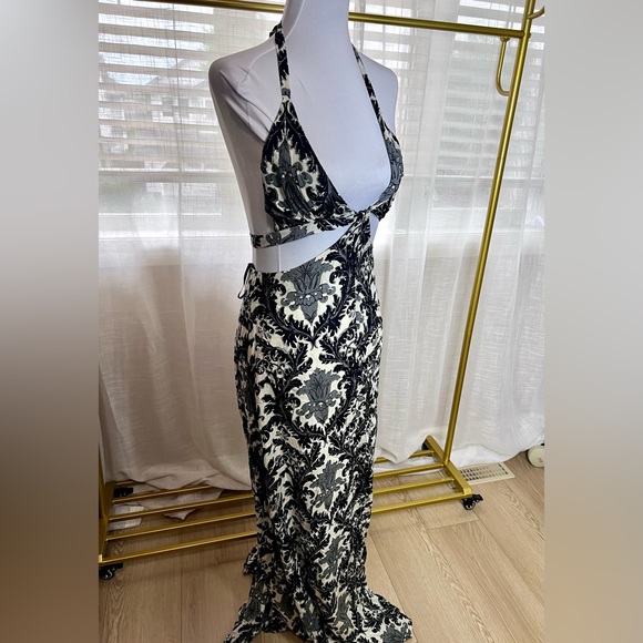 NWT Blackbird Cutout Maxi Dress in Black & White
Raga by Revolve Sz S - Picture 3 of 12